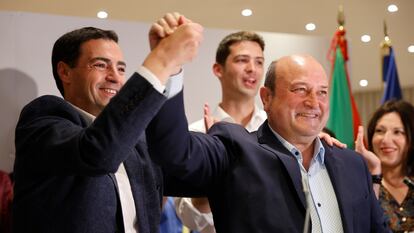 Imanol Pradales y Andoni Ortuzar celebran los resultados electorales de su partido, el PNV, este domingo en Bilbao.