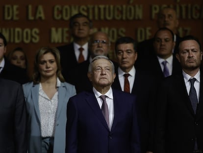 López Obrador acompañado de autoridades de los poderes Legislativo y Judicial, en Querétaro, en febrero de 2023.