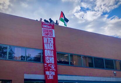 Estudiantes pro palestinos cuelgan una pancarta de en la Casa del Estudiante de la UCM, tras irrumpir en la sede universitaria.