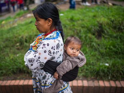 Una madre indígena en Bogotá, Colombia, el 9 de mayo 2022.