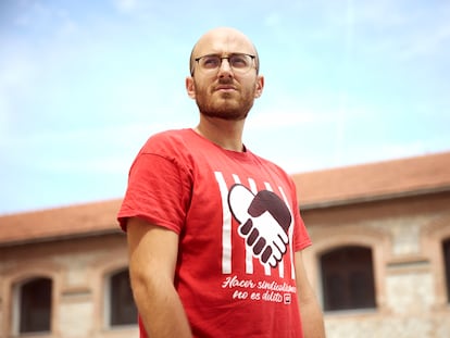 Andrés Cabrera, periodista y escritor, fotografiado en el complejo cultural Matadero en Madrid.