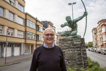 André du Bus, concejal municipal de Etterbeek y uno de los relatores del informe, delante de la escultura 'Tirador con arco'. 