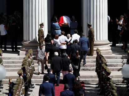 La llegada de los restos mortales de Sebastián Piñera a la sede del Congreso, en Santiago, este miércoles. El féretro es escoltado por su familia, así como por Gabriel Boric e integrantes de su Gobierno.