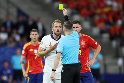 Harry Kane es amonestado tras una falta sobre Fabián Ruiz. 