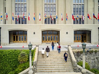 Estudiantes suben las escaleras de la Universidad Técnica Federico Santa María, en Santiago (Chile), en una imagen de archivo.