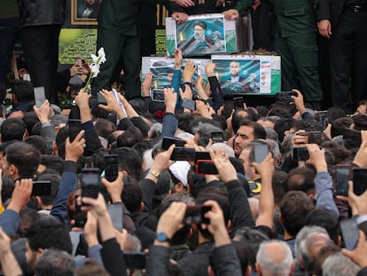 Miles de iraníes participan en el cortejo fúnebre del fallecido presidente Raisí y sus acompañantes, en Tabriz, este martes, en una imagen de las autoridades de Irán.