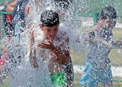 Dos niños juegan en el agua en un parque en Buenos Aires, Argentina. En la ciudad los termómetros alcanzaron el martes los 41,1 grados, la segunda temperatura más alta registrada desde que empezaron a realizarse mediciones, en 1906.