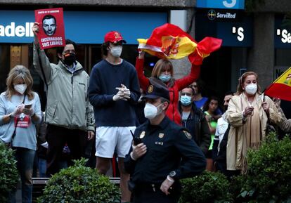 Un manifestante porta una imagen de Pedro Sánchez con la leyenda "Encerrados sois libres".