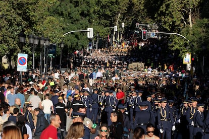 Ambiente en el paseo del Prado de Madrid antes del desfile.