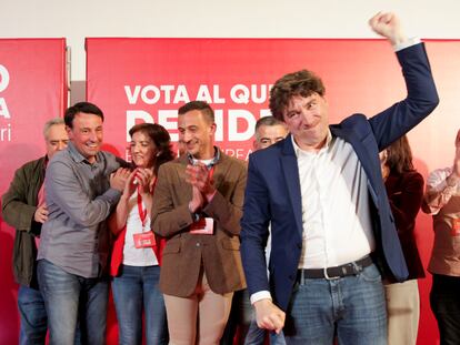 Eneko Andueza, secretario general del PSE-EE y candidato a lehendakari, celebra los resultados este domingo en Bilbao.