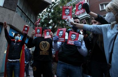 Manifestantes protestan mostrando imágenes del presidente del Gobierno.