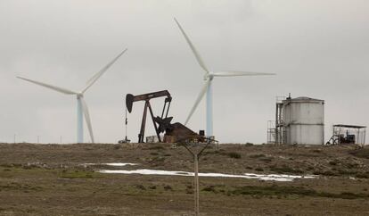 Pozo de extracción de petróleo en desuso en Sargentes de Lora (Burgos). 