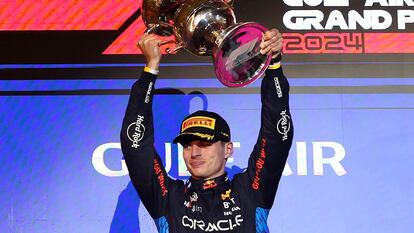 El piloto de Red Bull Racing Max Verstappen levanta el trofeo en el podio después de ganar el Gran Premio de Bahréin de Fórmula 1, en el circuito Internacional de Sakhir