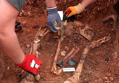 Los trabajos comienzan con una excavadora que retira tierra de una era ya localizada. Al encontrar restos óseos, se detiene la maquinaria y los especialistas usan picos y palas hasta alcanzar una profundidad de 80 centímetros. Cuando los huesos ya están a la vista, emplean cepillos y herramientas finas para limpiar de arena el hallazgo sin dañarlo. A menudo aparecen objetos personales como estas gafas.