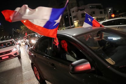 El presidente asumió enseguida la derrota y prometió “construir en conjunto con el Congreso y la sociedad civil un nuevo itinerario constituyente”. “Recojo este mensaje y lo hago propio, hay que escuchar la voz del pueblo”, dijo. En la imagen, ciudadanos celebran los resultados en su vehículo en Santiago.