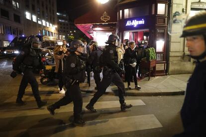 Miembros de la Policía francesa se despliegan por la zona del tiroteo.