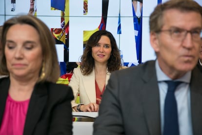 En primer plano, Alberto Núñez Feijóo y Cuca Gamarra. Detrás, Isabel Díaz Ayuso, el pasado abril en una ejecutiva del PP en la sede de Génova.