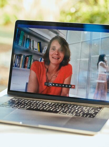 Helena Peñas entra por videoconferencia desde la oficina de Norvento, empresa de energías renovables de Lugo en la que trabaja.