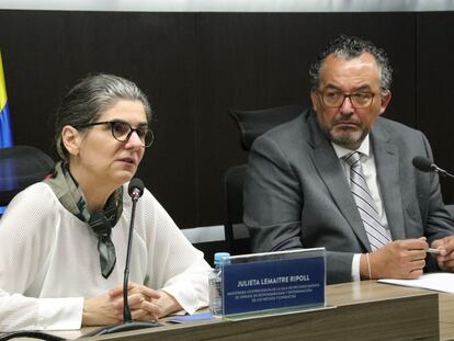 Julieta Lemaitre Ripoll y Roberto Carlos Vidal, magistrada y presidente de la JEP, durante la sesión de este jueves.