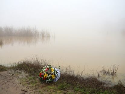 Un ramo de flores en la orilla del embalse donde fallecieron dos militares durante un ejericicio en la base militar de Cerro Muriano (Córdoba).