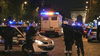 Imagen tomada de video con el Arco de Triunfo en el fondo en París.