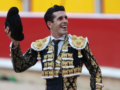 Alejandro Talavante, sonriente en la vuelta al ruedo tras la muerte del quinto toro.