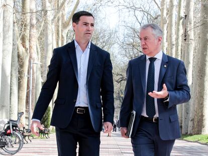 Imanol Pradales, candidato del PNV, y el actual lehendakari, Iñigo Urkullu, de paseo por Vitoria la semana pasada.