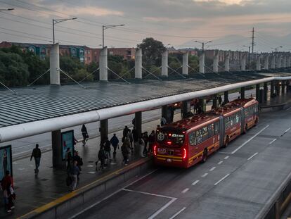 Una estación de TransMilenio en Bogotá, en marzo de 2023.
