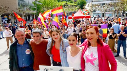 La ministra de Juventud e Infancia, Sira Rego, con Enrique Santiago y candidatos de Sumar en Euskadi, el pasado 14 de abril.