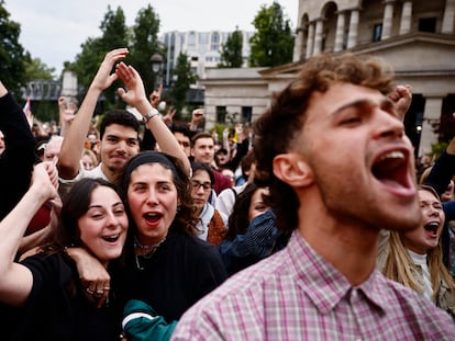 Seguidores de la Francia Insumisa celebran la victoria de la izquierda en la plaza de Stalingrado de París.