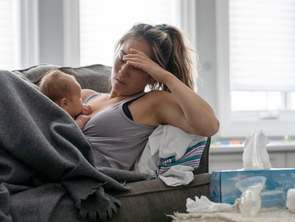 Pese a que la sociedad está paulatinamente evolucionando hacia una cultura más feminista, es difícil visualizar que una madre esté días en su casa priorizando su descanso.