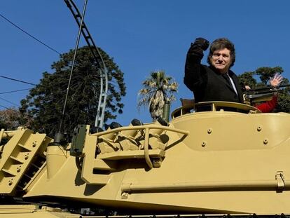 Javier Milei arriba de un tanque militar durante el desfile militar en conmemoración del 208 aniversario de la independencia de Argentina de España en 1816, en Buenos Aires.