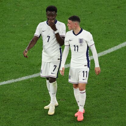 Gelsenkirchen (Germany), 16/06/2024.- Bukayo Saka (L) of England and Phil Foden of England leave the pitch during half-time in the UEFA EURO 2024 group C match between Serbia and England in Gelsenkirchen, Germany, 16 June 2024. (Alemania) EFE/EPA/GEORGI LICOVSKI
