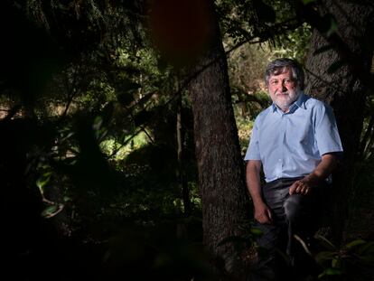 Francisco Lloret, catedrático de ecología en la UAB, en el antiguo jardín botánico de Barcelona.