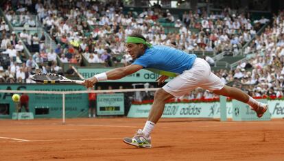 Nadal devuelve la bola de revés durante la final del torneo de tenis Roland Garros 2010 frente a Robin Soderling.