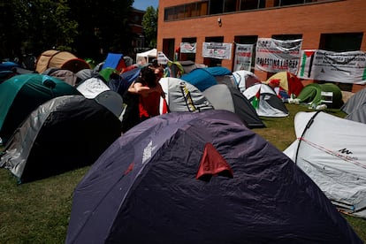 Acampada en la Universidad Complutense en solidaridad con el pueblo palestino.