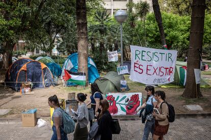 Acampada en los jardines de la facultad de Filosofía de Valencia, este lunes al mediodía.