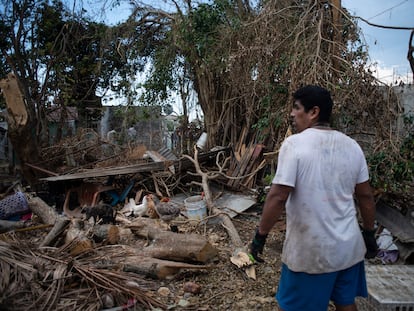 Un hombre observa su casa destrozada debido al huracán 'Grace', en el municipio de Tecolutla, Veracruz.