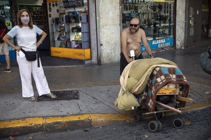 Un hombre sin hogar camina por las calles de Buenos Aires sin camiseta ante las altas temperaturas registradas en el país.