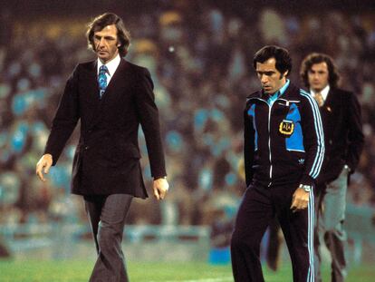 César Luis Menotti camina por el terreno de juego, durante el partido  Argentina contra Holanda en  la final del Mundial 1978, en el estadio Monumental de Buenos Aires.