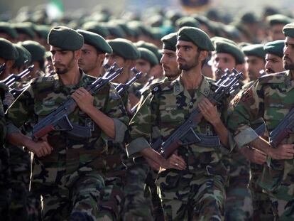 Miembros de la Guardia Revolucionaria de Ir&aacute;n desfilan por Teher&aacute;n en 2007.