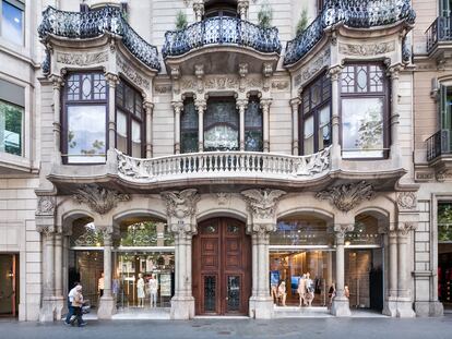 Fachada del edificio modernista en Passeig de Gràcia, Barcelona.