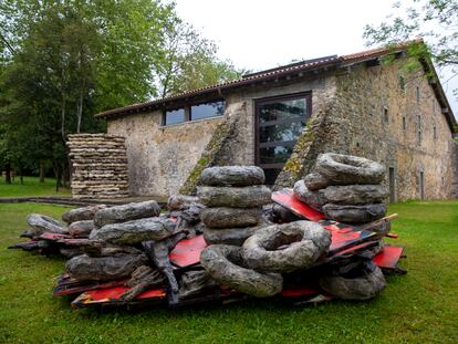 'Untitled: fallen-gunstyresandplacard', de 2015, obra de Phyllida Barlow expuesta junto al caserío Zabalaga en el Museo Chillida-Leku.