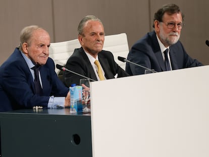 El periodista José María García, primero por la izquierda, Antonio Hernández Mancha en el centro y el expresidente Mariano Rajoy.