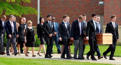 Fred y Cindy Warmbier caminan detrás del ataúd de su hijo Otto, el pasado jueves en Wyoming (Ohio).