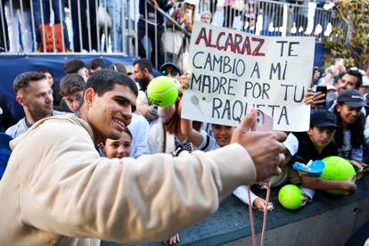 Alcaraz se fotografía con los aficionados tras vencer a Evans.