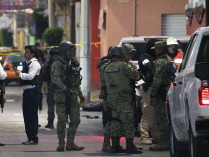 Soldados del Ejército en el lugar donde fue asesinada la candidata a la alcaldía de Celaya, Gisela Gaytán.