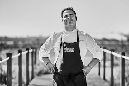 Ángel León en la marisma sobre la que se alza su restaurante, Aponiente, en el Puerto de Santa María.