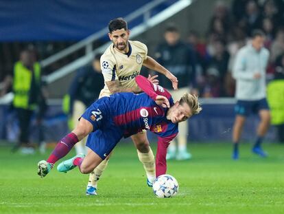 Frenkie de Jong, del Barcelona, cae ante el jugador del Oporto Alan Varela, durante un partido de la fase de grupos de la Liga de Campeones