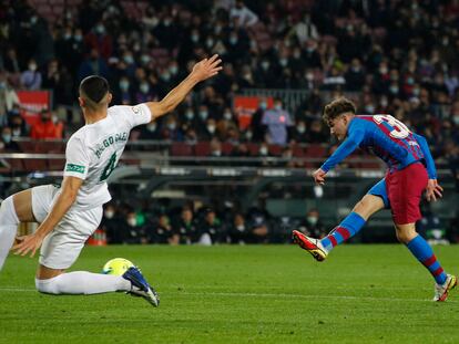 Gavi Marca el segundo gol del Barcelona ante el Elche.